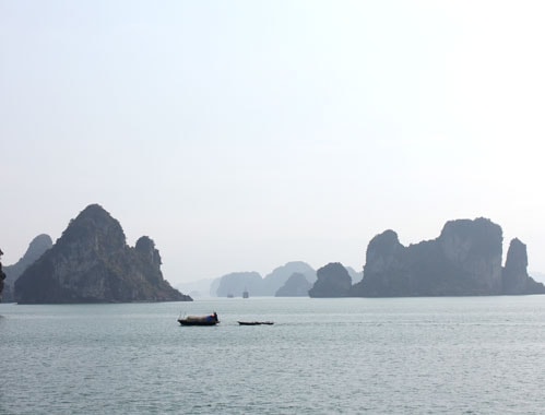 Nếu lênh đênh trên biển, bạn phải bình tĩnh xác định được hướng đất liền, tìm cách phát ra tín hiệu cầu cứu nếu thấy phương tiện nào đi qua. Ảnh:Anh Phương