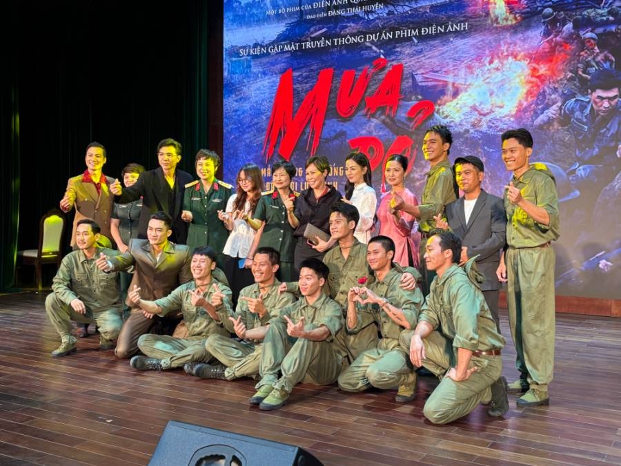 Dàn diễn viên phim “Mưa đỏ” quay ở Quảng Trị trong 81 ngày đêm. Ảnh: Huyền Chi