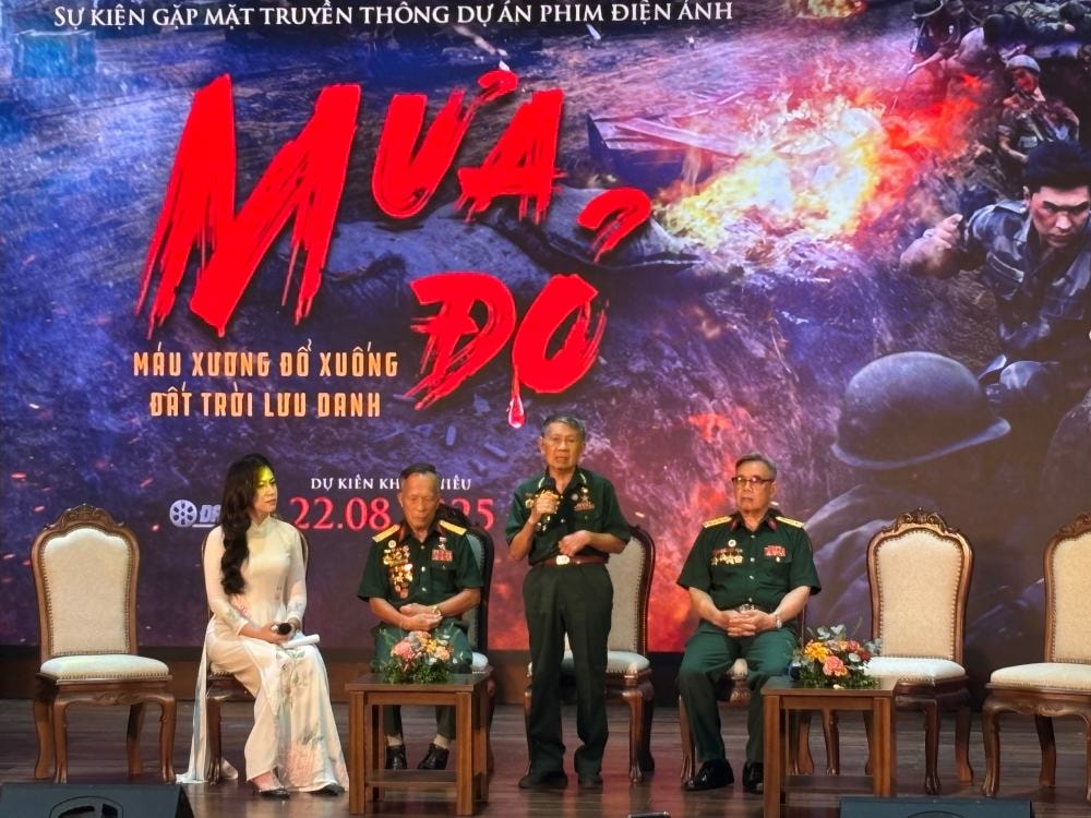 Cựu chiến binh Nguyễn Văn Hợi (người đứng) xúc động khi nhắc về đồng đội ở chiến trường xưa. Ảnh: Huyền Chi