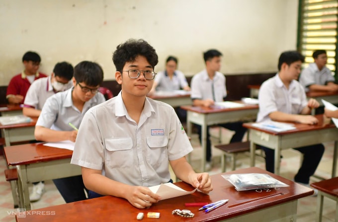 Các thí sinh ở điểm thi trường THPT Trưng Vương, phường Bến Nghé, TP HCM, ngày 26/7. Ảnh: Thanh Tùng