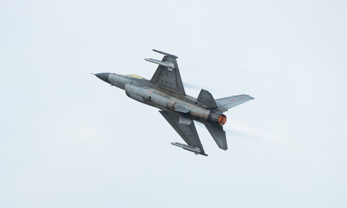 Tiêm kích F-16 Thái Lan bay trình diễn tại Bangkok hồi tháng 3. Ảnh: Reuters