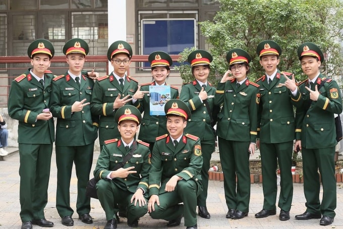 Học viên Học viện Kỹ thuật quân sự tại ngày hội tư vấn tuyển sinh hồi tháng 3. Ảnh: MTA