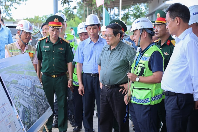 Thủ tướng nghe báo cáo dự án xây dựng hhà ga T2 hành khách và mở rộng sân đỗ máy bay cảng hàng không Đồng Hới. Ảnh: Nhật Bắc