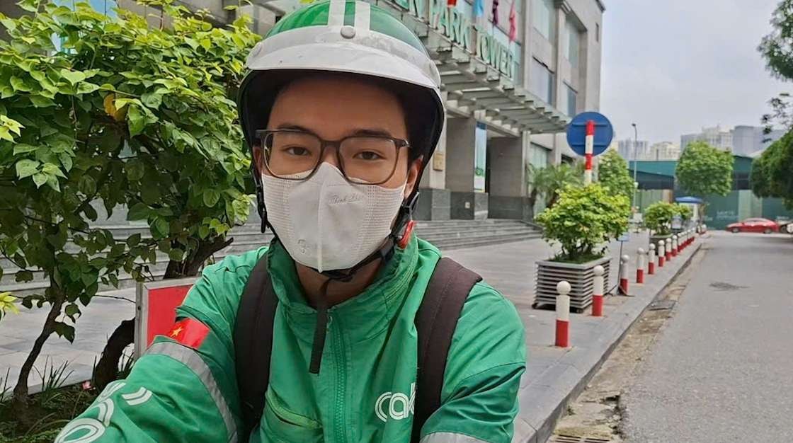 Anh Trần Văn Yên – tài xế công nghệ tại Hà Nội sẵn sàng dùng thử xăng E10 tại đợt thí điểm đầu tháng 8 tới. Ảnh: Thạch Lam 