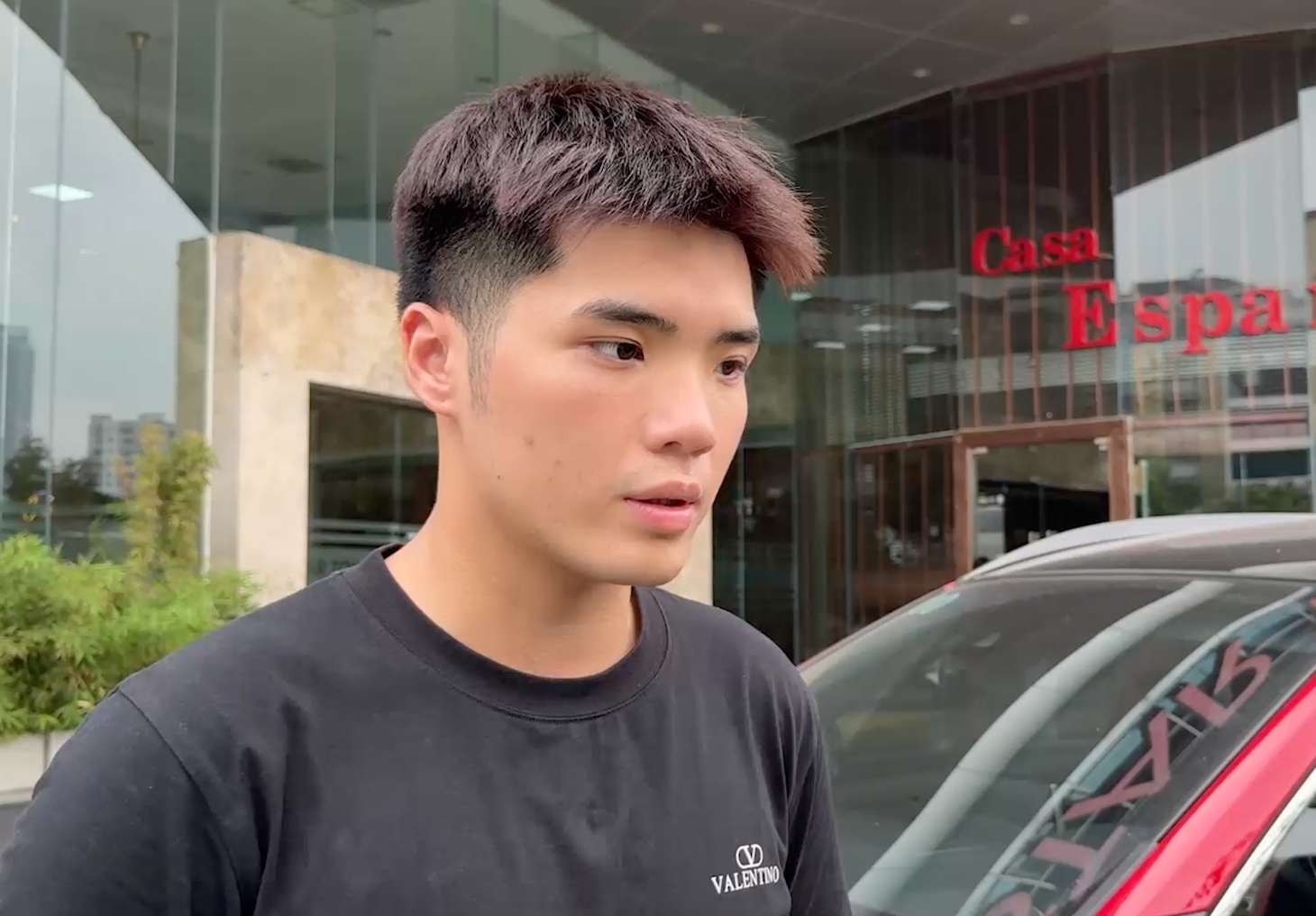 Anh Đức Minh - nhân viên văn phòng tại phường Cầu Giấy (Hà Nội) sẵn sàng sử dụng xăng E10 vì loại xăng sinh học này giúp bảo vệ môi trường. Ảnh: Thạch Lam 