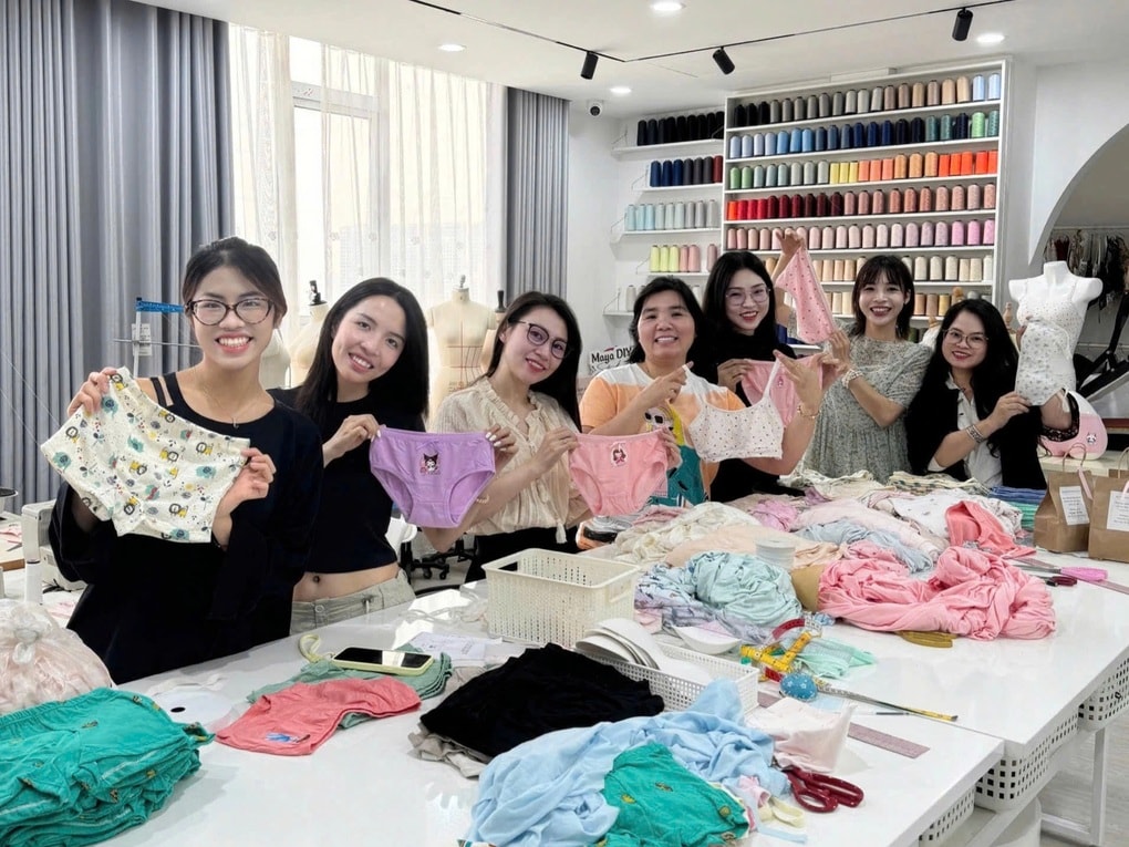 Người phụ nữ Hà Nội may nội y cho trẻ vùng cao, rơi nước mắt vì một câu hỏi - 1