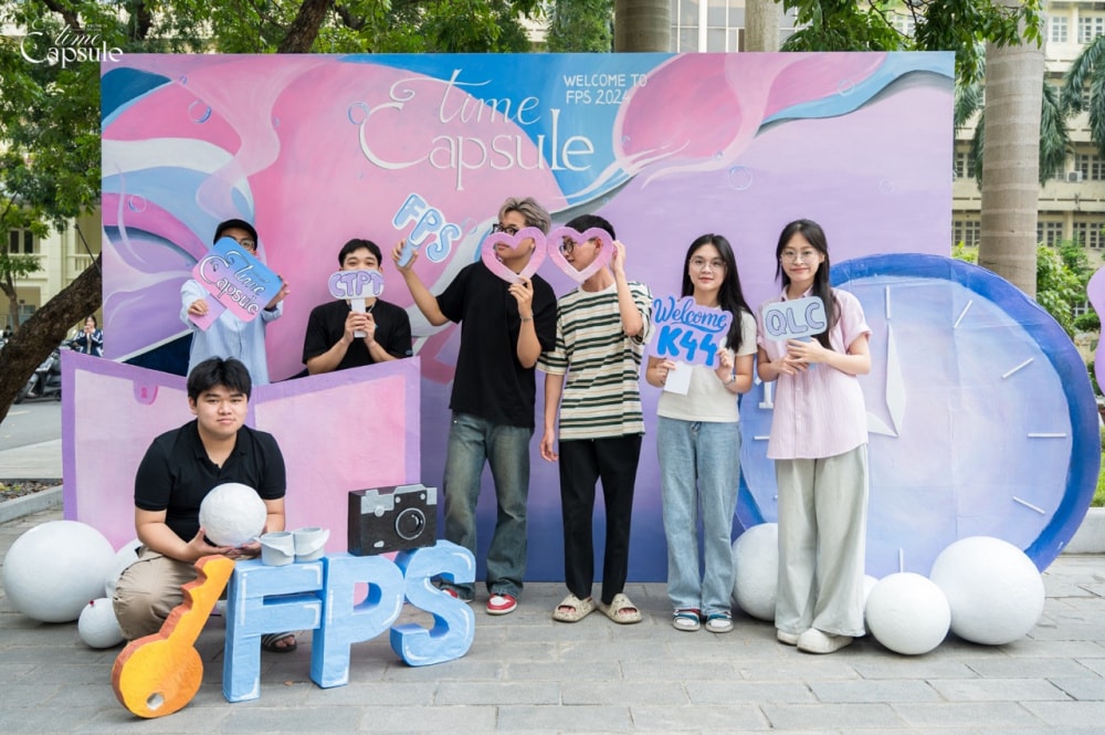 Chào đón tân sinh viên Học viện Báo chí và Tuyên truyền: Ghi dấu thanh xuân cùng photo booth “FPS 2024 - Time Capsule”
