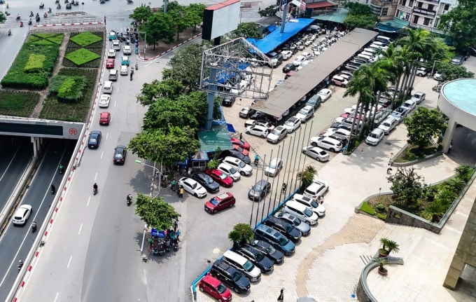 Bãi đất trống trước trụ sở Tổng Công ty Hàng Hải Việt Nam tại nút giao Xã Đàn - Giải Phóng được đề xuất xây dựng trạm sạc. Ảnh: Hoàng Phong