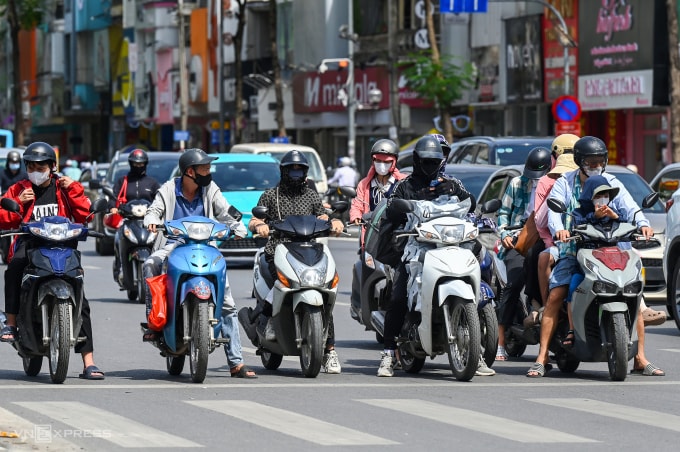 Người dân sử dụng xe máy xăng trên đường phố Hà Nội, tháng 6/2025. Ảnh: Giang Huy