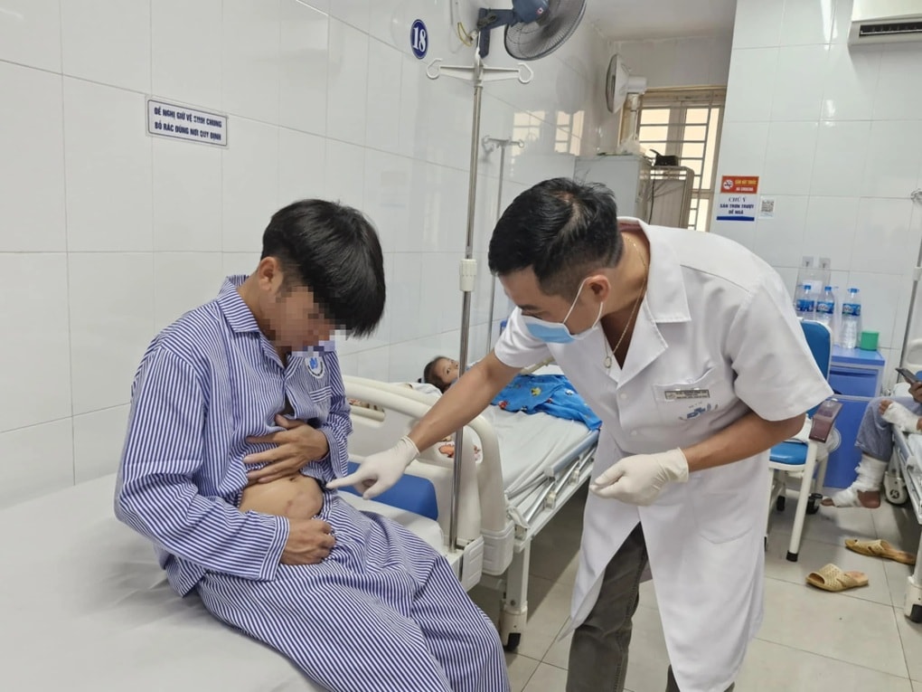 Từ chấm nhỏ đổi màu ở vùng thắt lưng, thanh niên trẻ phát hiện bệnh phong - 1