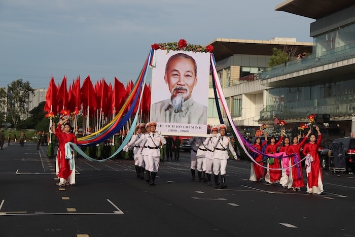 Dẫn đầu đoàn diễu binh, diễu hành là khối rước ảnh Chủ tịch Hồ Chí Minh. Ảnh: Nguyễn Linh