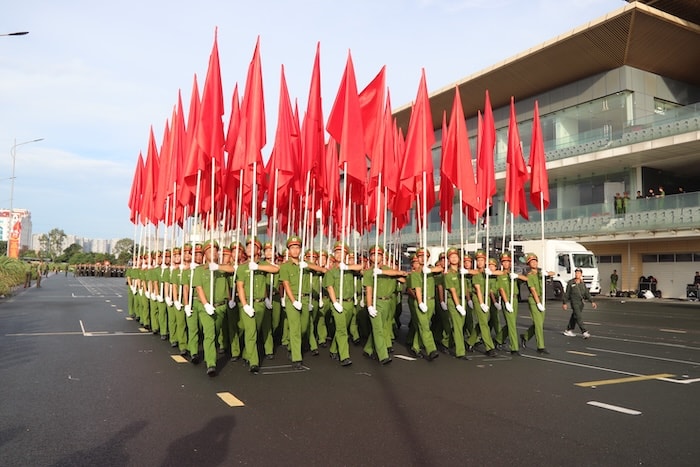 Khối rước Hồng kỳ. Ảnh: Nguyễn Linh