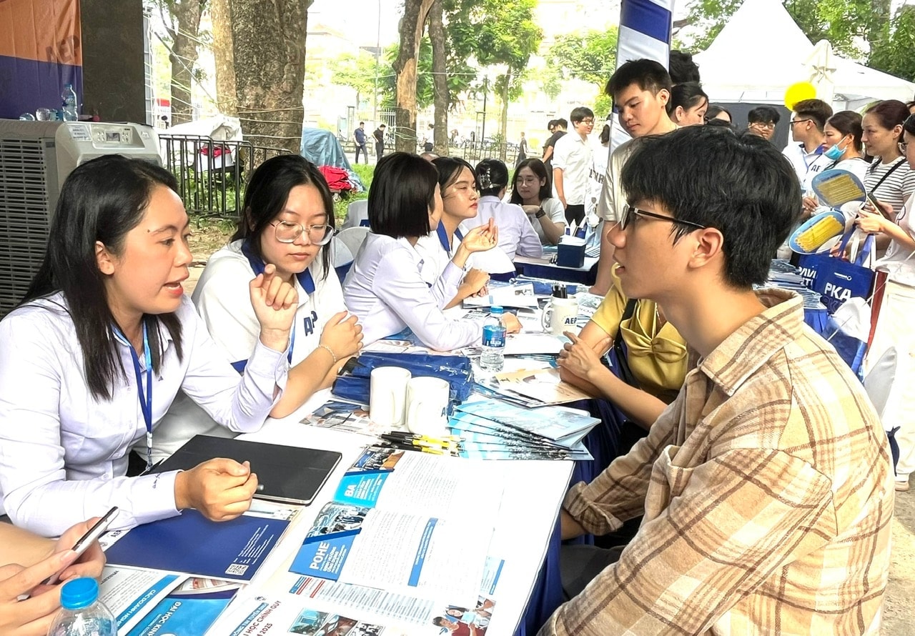 Thí sinh nghe tư vấn xét tuyển đại học năm 2025 tại Đại học Bách khoa Hà Nội. Ảnh: Lê Nguyễn 