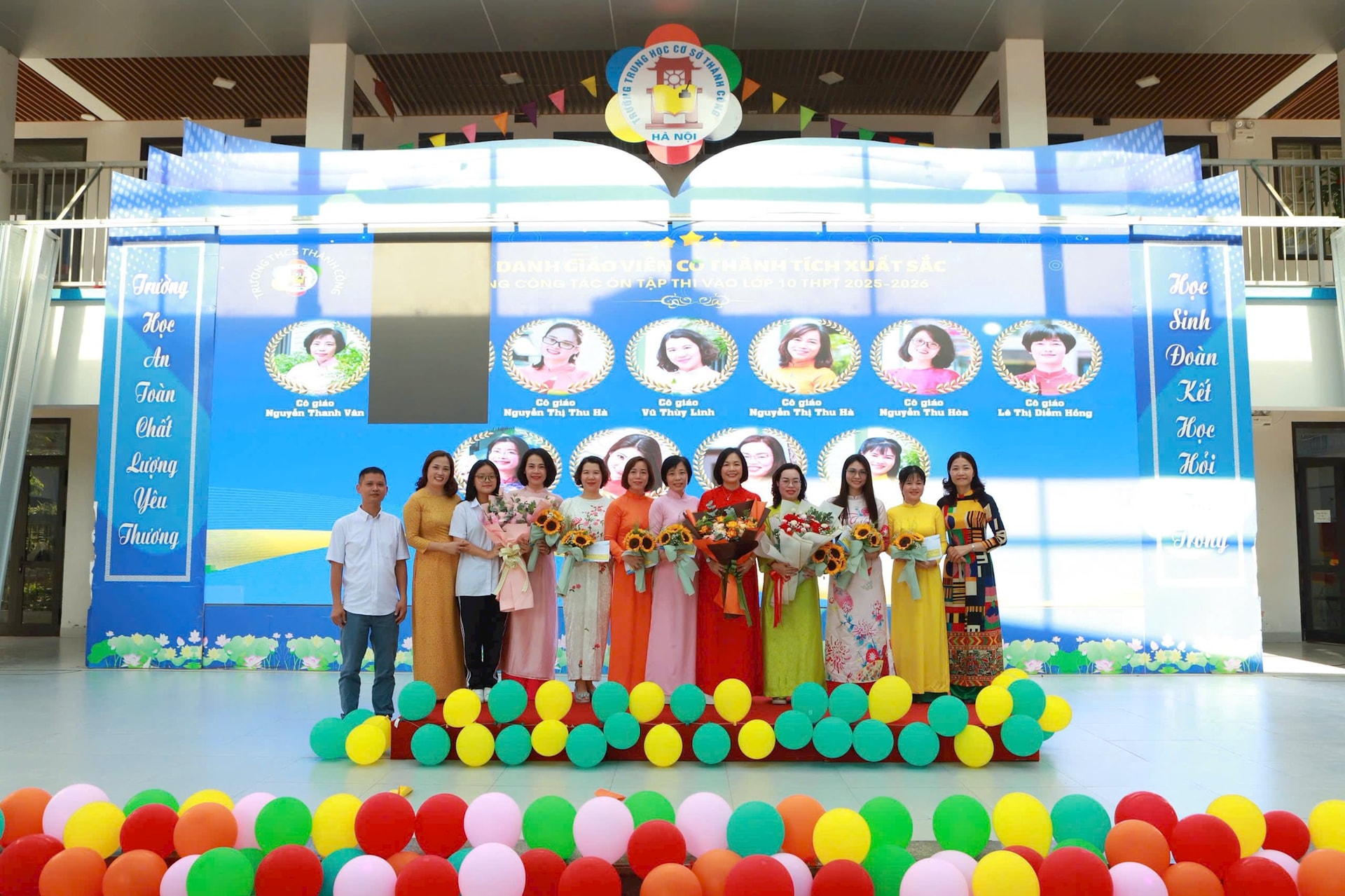 trao-khen-thuong-giao-vien.jpg