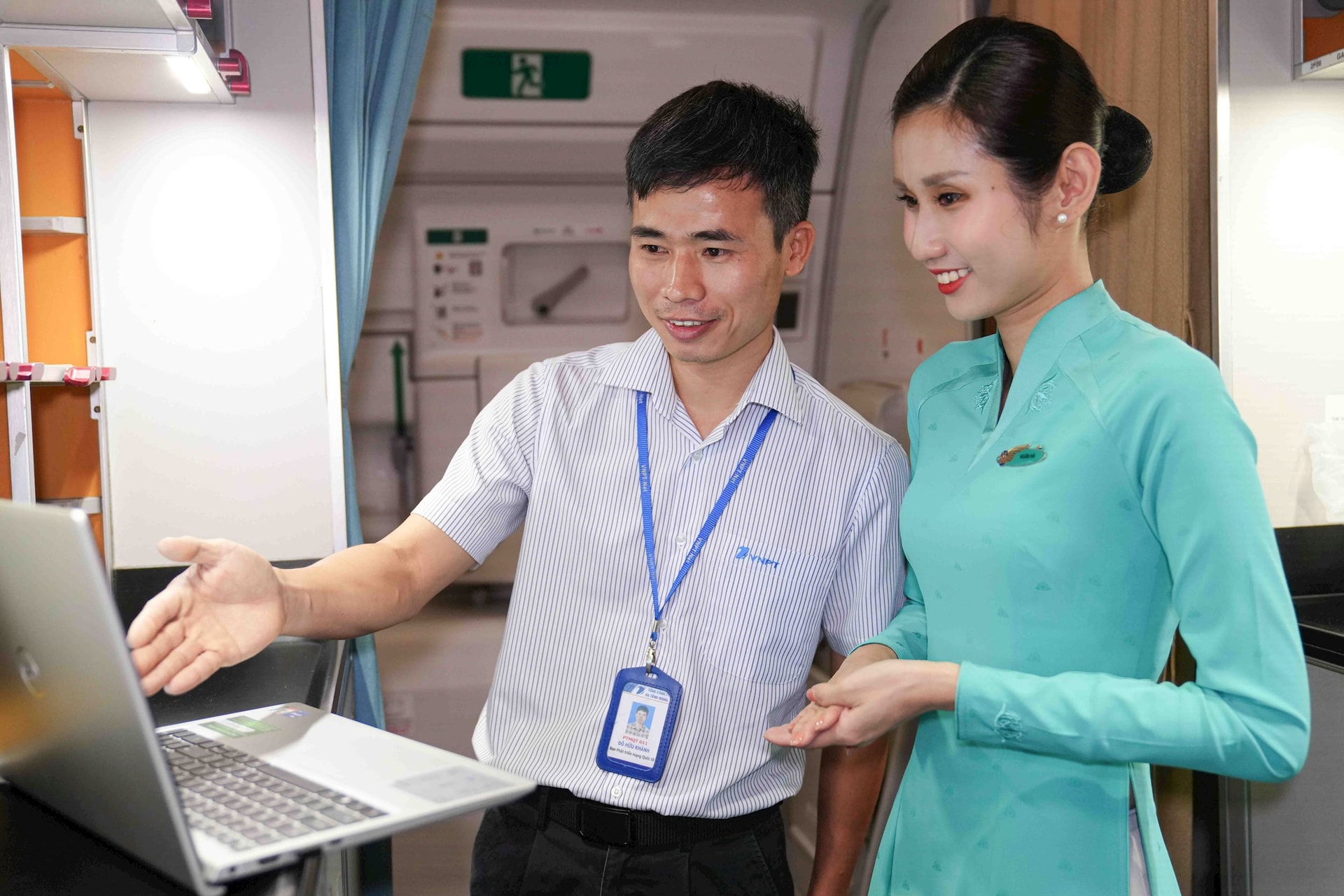 can-bo-vnpt-huong-dan-tiep-vien-trong-viec-kich-hoat-va-ket-noi-internet.jpg
