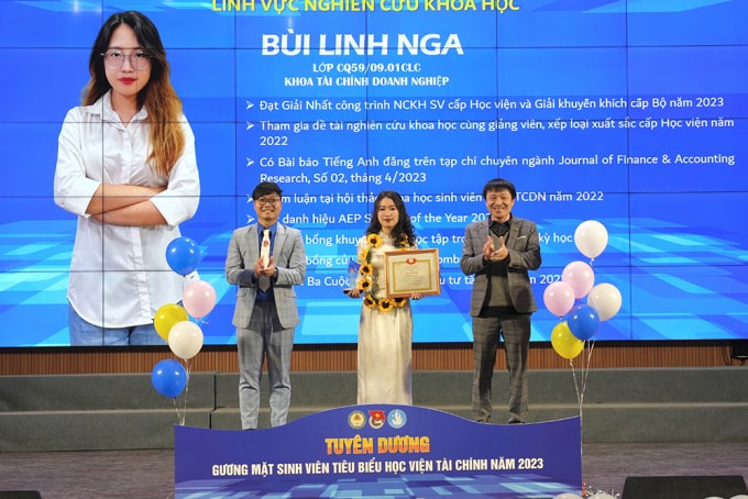 Nga được tuyên dương Gương mặt sinh viên tiêu biểu Học viện Tài chính năm 2023. Ảnh: Nhân vật cung cấp