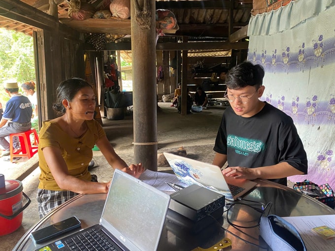 Anh Minh (áo đen) trong chuyến nghiên cứu thực địa về ngôn ngữ tại Quảng Trị hôm 6/8. Ảnh: Nhân vật cung cấp