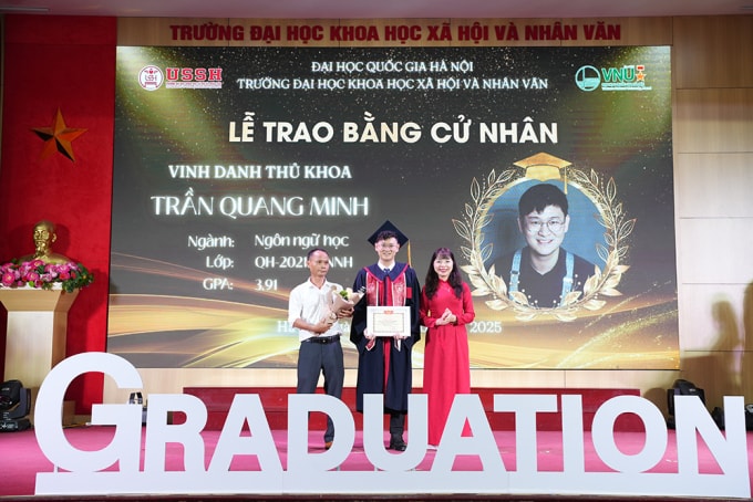 Anh Minh cùng bố (áo trắng) lên sâu khấu nhận giấy khen trong lễ trao bằng cử nhân và vinh danh thủ khoa của trường Đại học Khoa học Xã hội và Nhân văn hôm 30/7. Ảnh: Nhân vật cung cấp