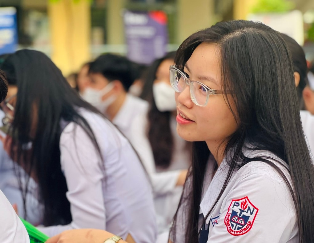 Nhìn lại điểm chuẩn của 10 ngành có điểm sàn cao nhất năm 2025 - 1