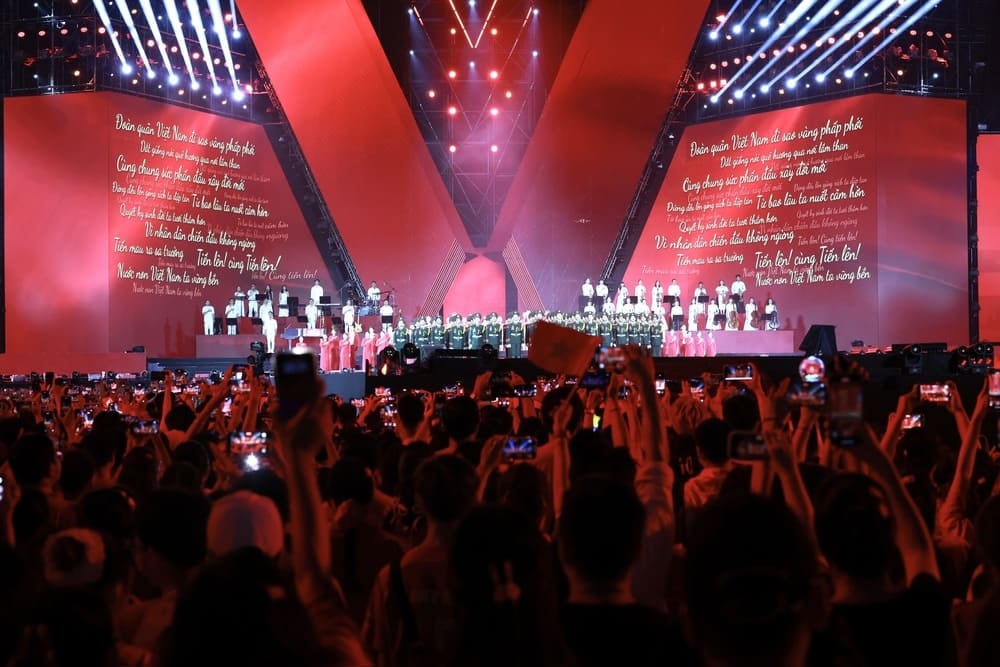 Hàng nghìn khán giả cùng hát Quốc ca ở concert Tổ quốc trong tim