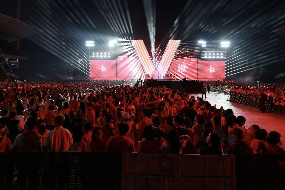Sân khấu hình chữ V trong concert Tổ quốc trong tim. Ảnh: Hải Nguyễn