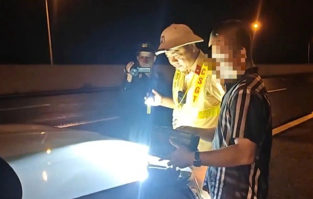 Tài xế có hơi men lái ô tô ngược chiều ở làn 120km/h trên cao tốc - 1