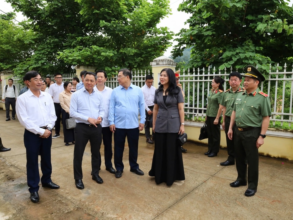 Phu nhân Ngô Phương Ly thăm các gia đình chính sách ở Sơn La - 1