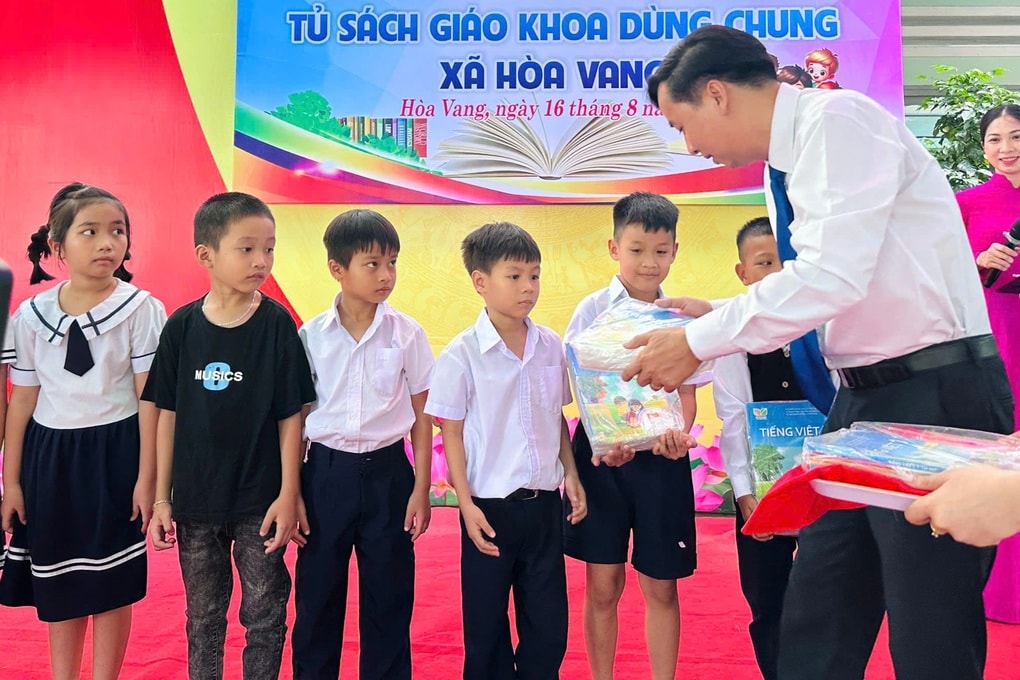 Một xã ở thành phố đáng sống cung cấp sách giáo khoa 0 đồng đến học sinh - 1