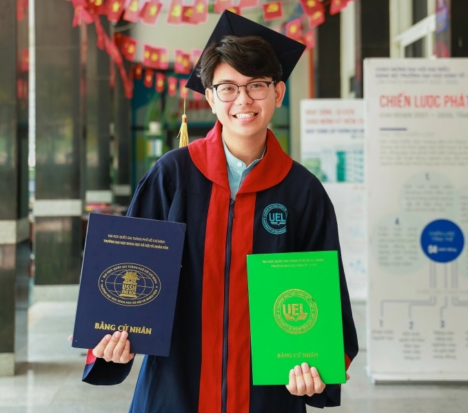 Gia An chụp ảnh kỷ niệm với hai bằng cử nhân hồi tháng 7/2025. Ảnh: Phương Linh