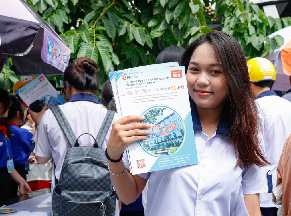 Sau lọc ảo lần 2, điểm chuẩn Đại học Công nghiệp TPHCM đến 29 điểm - 1