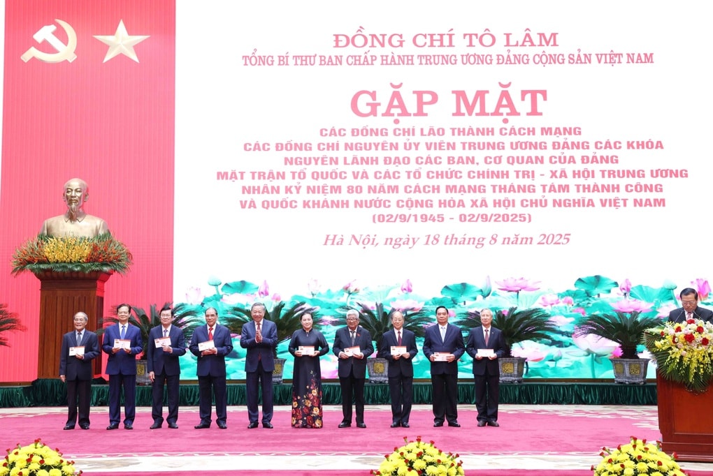 Tổng Bí thư trực tiếp trao huy hiệu đảng và những thẻ đảng mẫu mới đầu tiên - 3