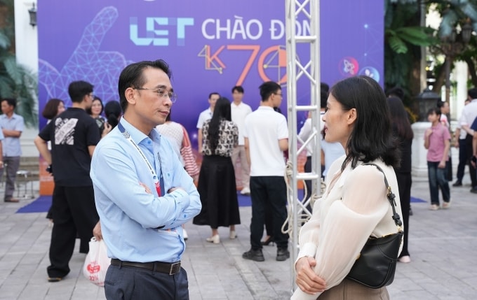 GS Chử Đức Trình trò chuyện với phụ huynh trong ngày tân sinh viên nhập học. Ảnh: UET