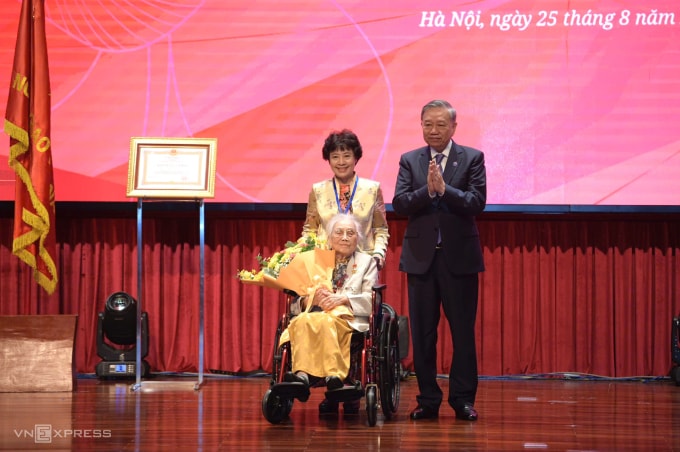 Tổng Bí thư Tô Lâm trao tặng danh hiệu Anh hùng Lao động cho bà Nguyễn Thị Bình ngày 25/8. Ảnh: Giang Huy