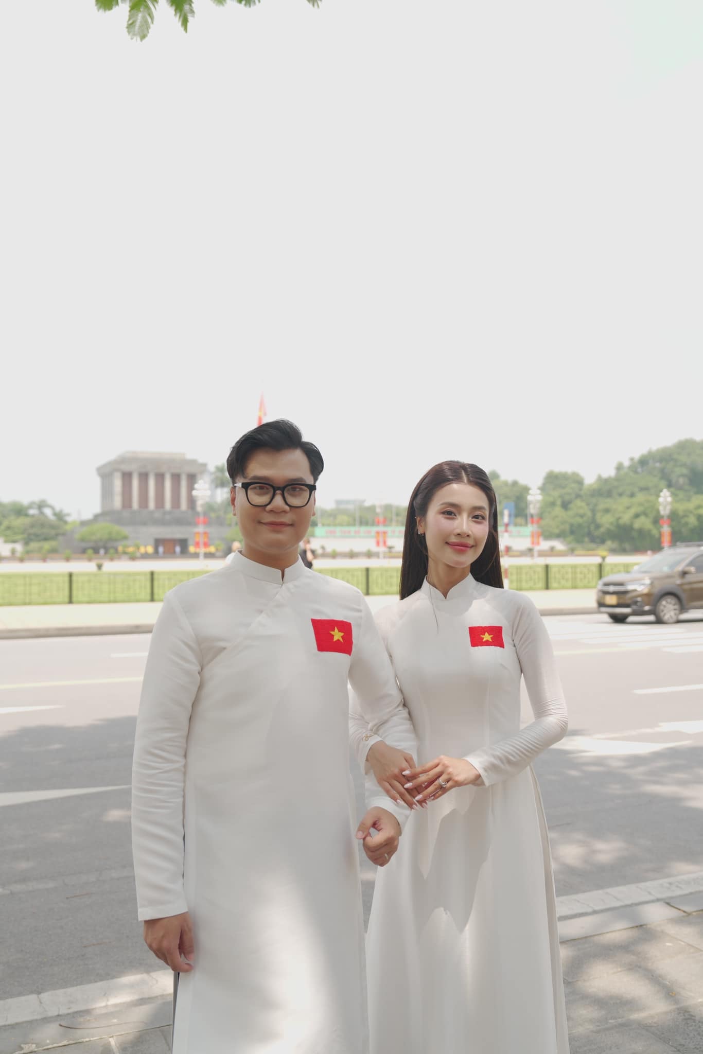 Sơn Lu và Hà Lê chụp ảnh trước Lăng Bác. (Ảnh: NVCC)