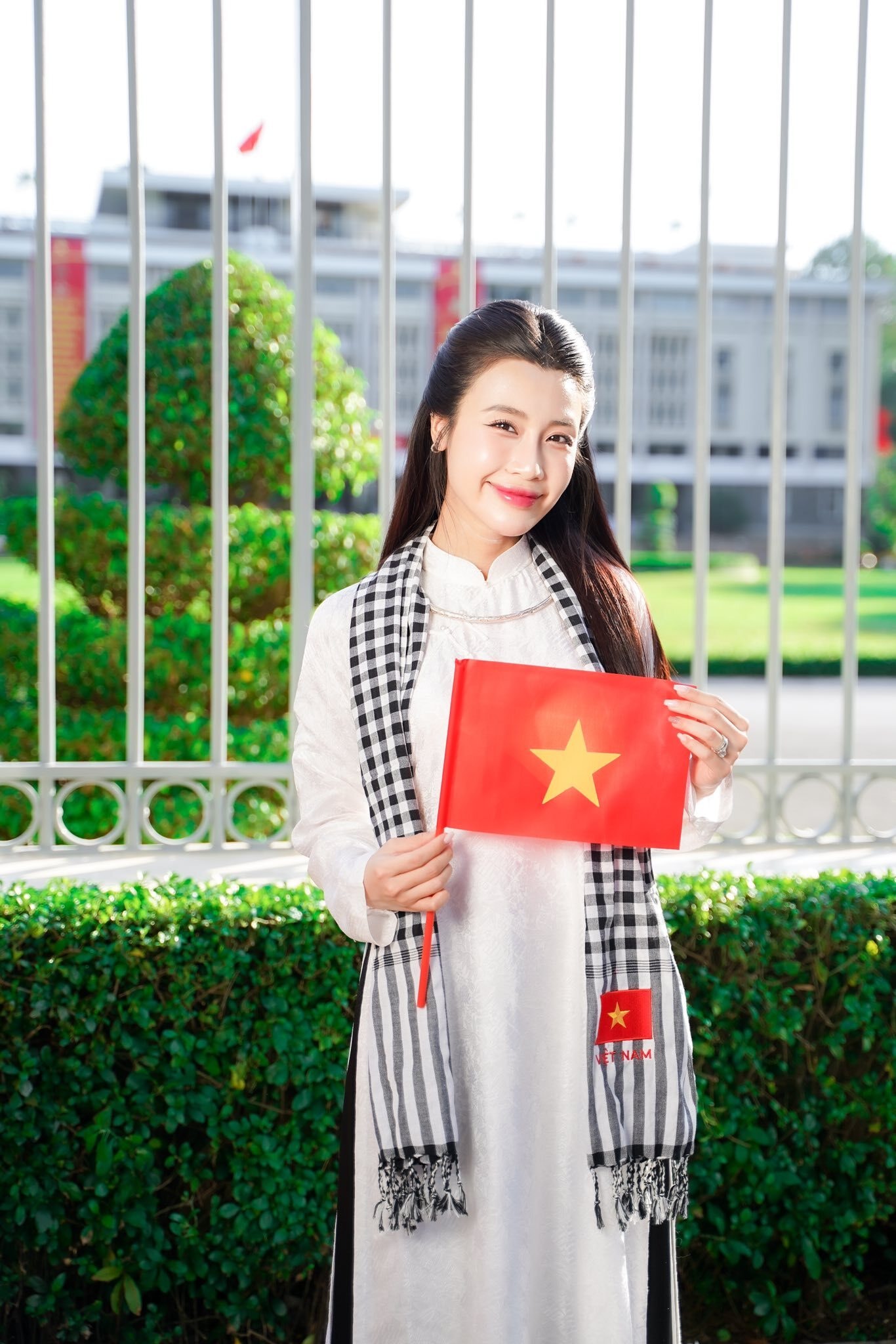 Nữ doanh nhân gen Z gây sốt mạng khi xuất hiện trong đoàn diễu hành A80 - 5