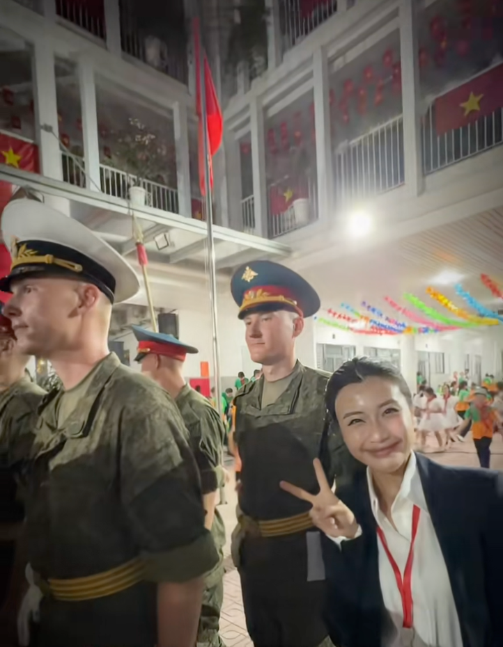 Nữ doanh nhân gen Z gây sốt mạng khi xuất hiện trong đoàn diễu hành A80 - 4