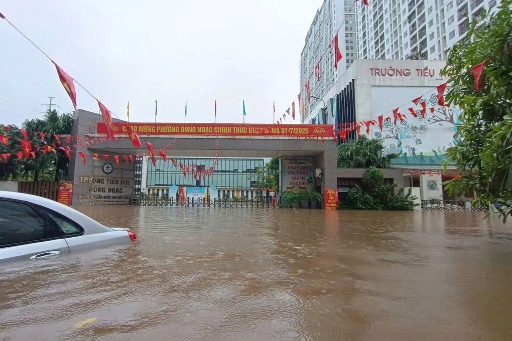 Loạt trường học ở Hà Nội phát thông báo khẩn vì đường ngập như sông - 1