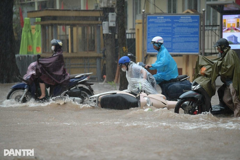 Loạt trường học ở Hà Nội phát thông báo khẩn vì đường ngập như sông - 3