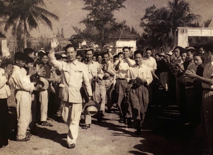 Vị bộ trưởng chia chữ cho dân - 3
