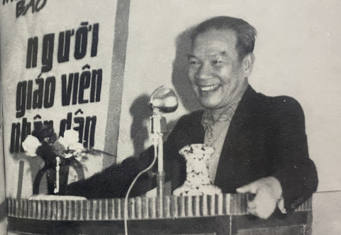 Vị bộ trưởng chia chữ cho dân - 1
