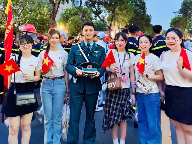 Chàng trai 3 lần góp mặt trong đội hình diễu binh ‘gây sốt’ bởi vẻ đẹp trai- Ảnh 3.