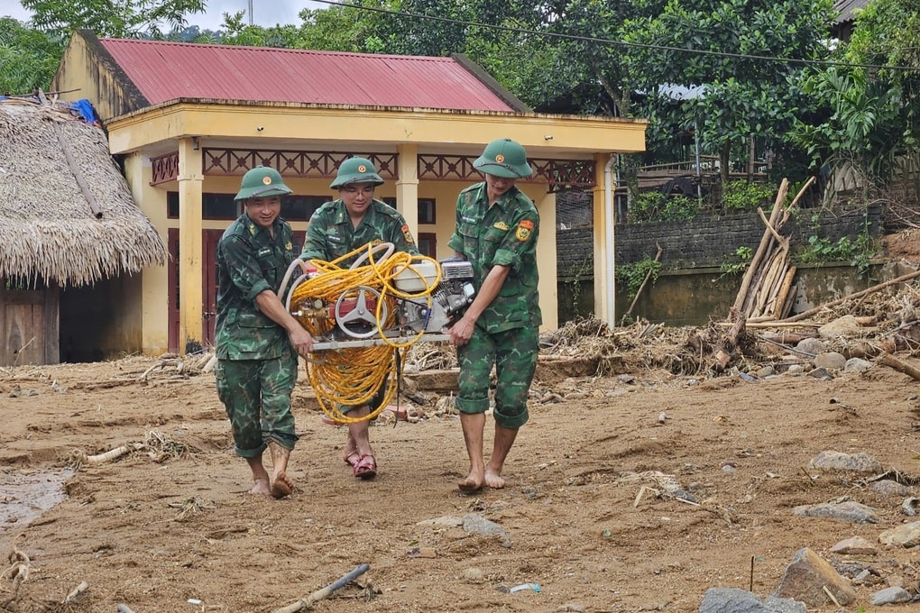 Thầy cô, chiến sĩ đội mưa dọn bùn đất chuẩn bị cho ngày khai giảng - 3