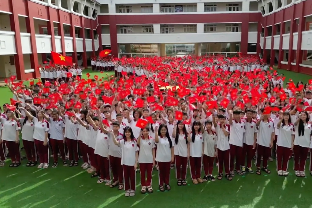 Hơn 1.800 học sinh xếp hình bản đồ Việt Nam gây sốt mạng xã hội - 2