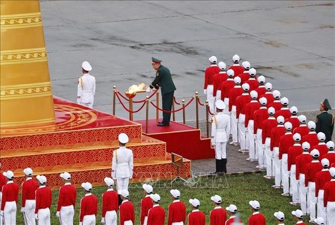 Ngọn lửa được trao cho Trung tướng, Anh hùng lực lượng vũ trang nhân dân Nguyễn Đức Soát, nguyên Phó tổng Tham mưu trưởng Quân đội nhân dân Việt Nam, người đã có thành tích đặc biệt xuất sắc, bắn rơi 6 máy bay của địch, trở thành một trong những phi công anh hùng của Quân đội nhân dân Việt Nam. Ảnh: Doãn Tấn/TTXVN