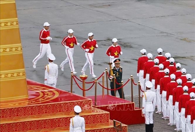 Chương trình bắt đầu bằng lễ rước đuốc, thắp sáng đài lửa - biểu tượng khát vọng của dân tộc Việt Nam.