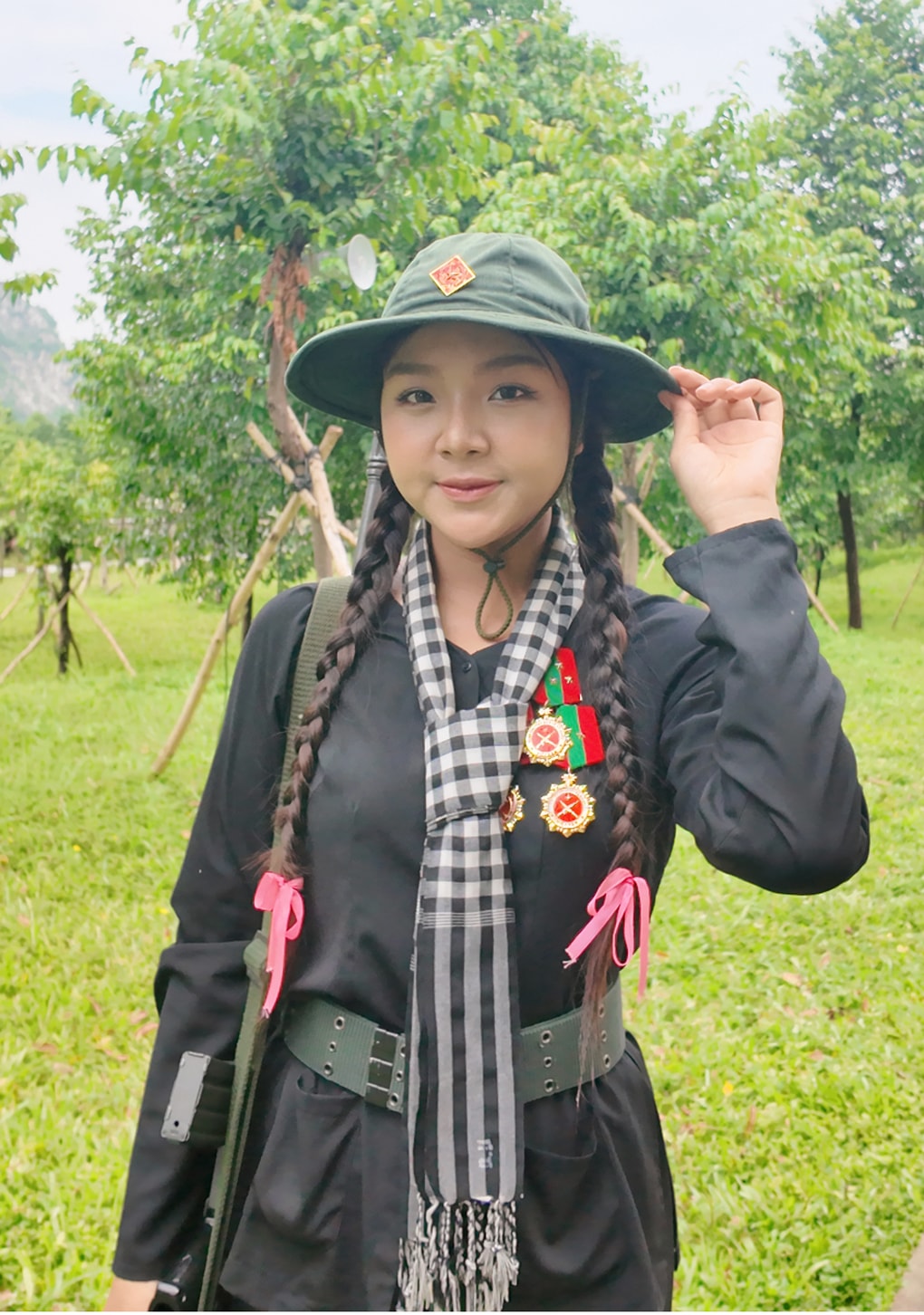 Thành tích “khủng của cô gái được bố mẹ in hình treo khắp quán cà phê - 3