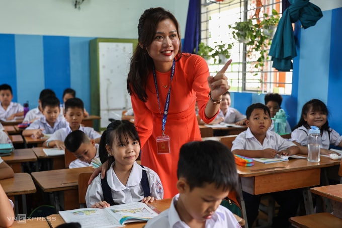 Học sinh và giáo viên trường tiểu học Đinh Tiên Hoàng, TP HCM, tháng 9/2023. Ảnh: Quỳnh Trần