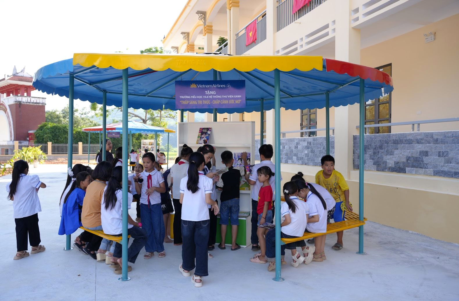 anh-5.-trong-khong-gian-thu-vien-ngoai-troi-moi-duoc-xay-dung-cac-em-hoc-sinh-truong-tieu-hoc-19-8-dang-say-sua-doc-sach-va-kham-pha-tri-thuc.png