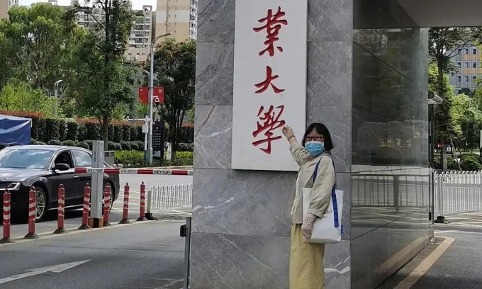 Bà Yang Yan đi nhập học. Ảnh: Sohu