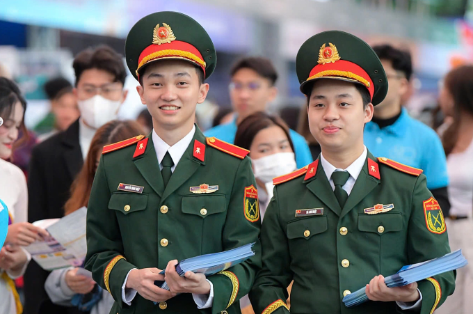 Học viên trường quân đội tham gia tư vấn tuyển sinh tại Đại học Bách khoa Hà Nội ngày 16/3. Ảnh: Lê Linh
